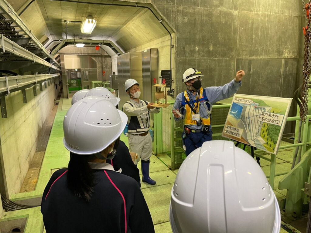 小里川ダムの説明を聴く生徒