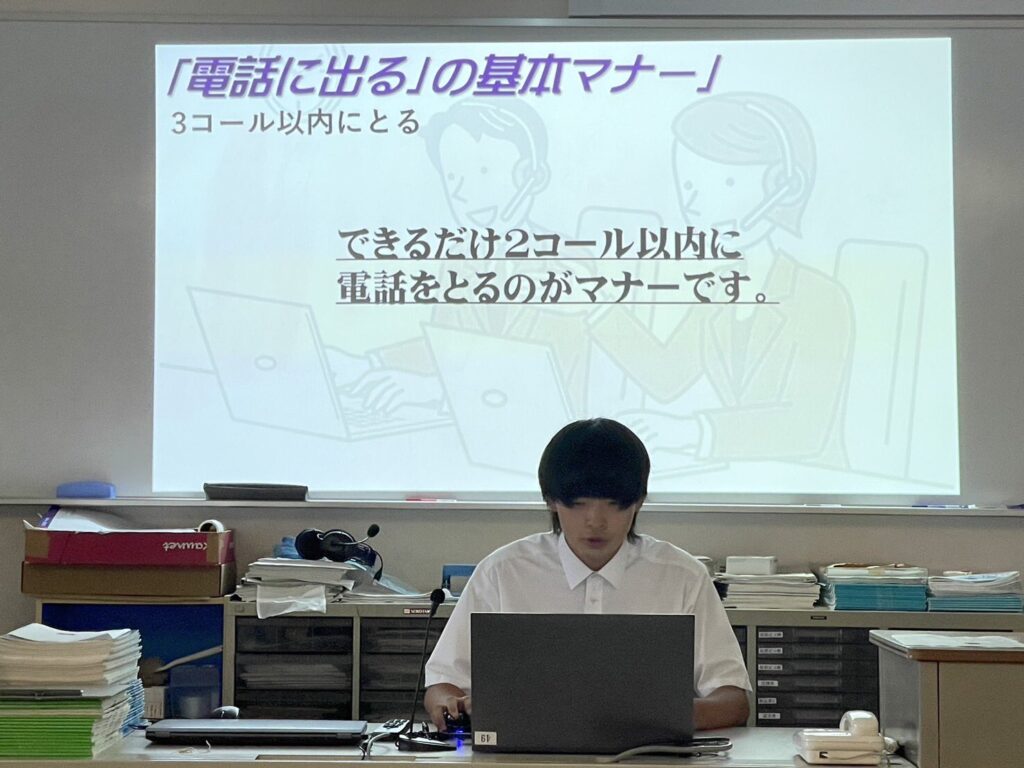 ビジネスマナーをプレゼンする様子